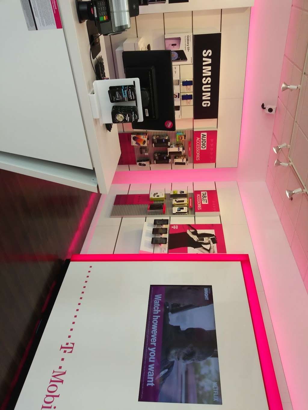 T-Mobile | 14898 Dale Evans Pkwy #260, Apple Valley, CA 92307 | Phone: (760) 247-4055