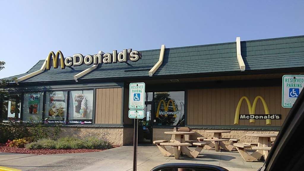 McDonalds | 5890 S 27th St, Milwaukee, WI 53221, USA | Phone: (414) 282-2250