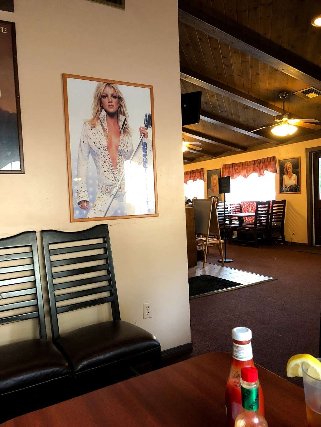 Blondies Grille and Bar | 33227 CA-18, Running Springs, CA 92382, USA | Phone: (909) 867-9000