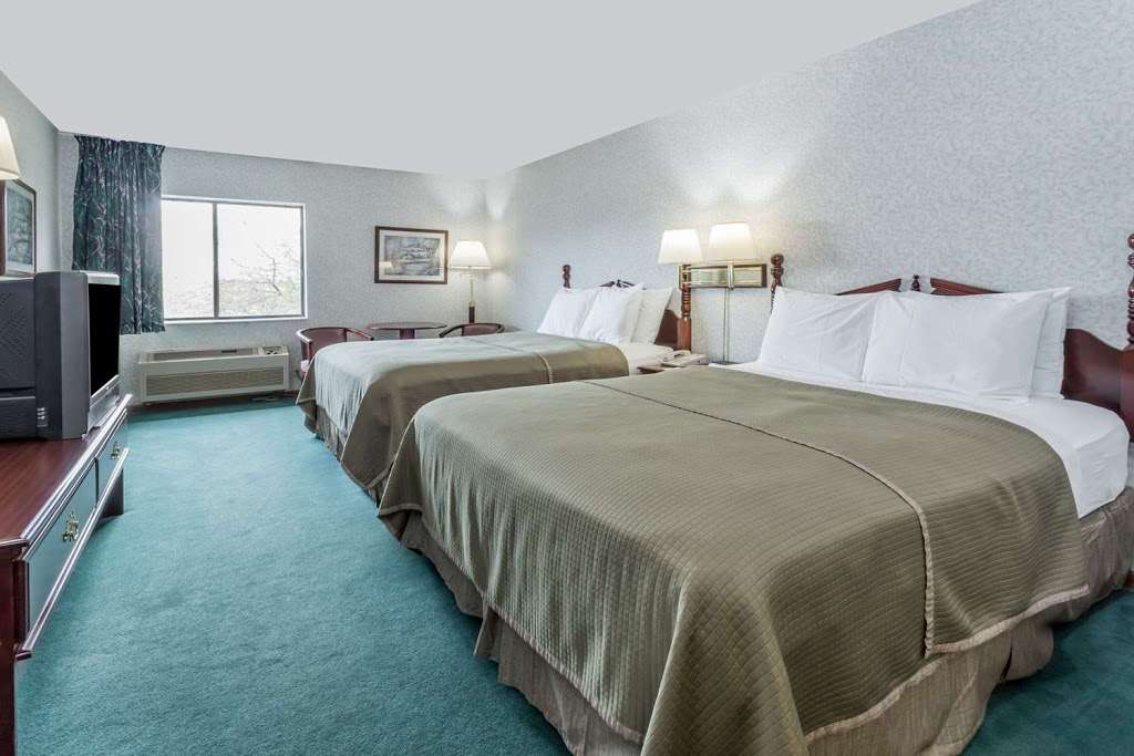 Howard Johnson by Wyndham Manteno | 157 N Frontage East Rd, Manteno, IL 60950, USA | Phone: (815) 733-1409