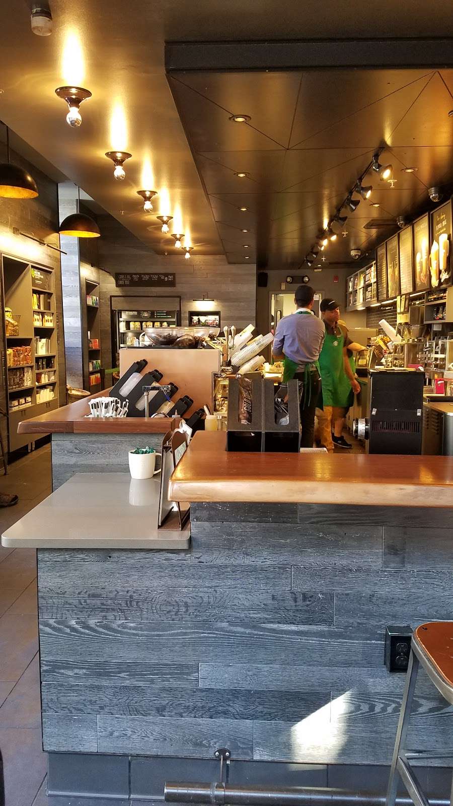 Starbucks | 57-63 N 3rd St, Philadelphia, PA 19106, USA | Phone: (215) 922-3890