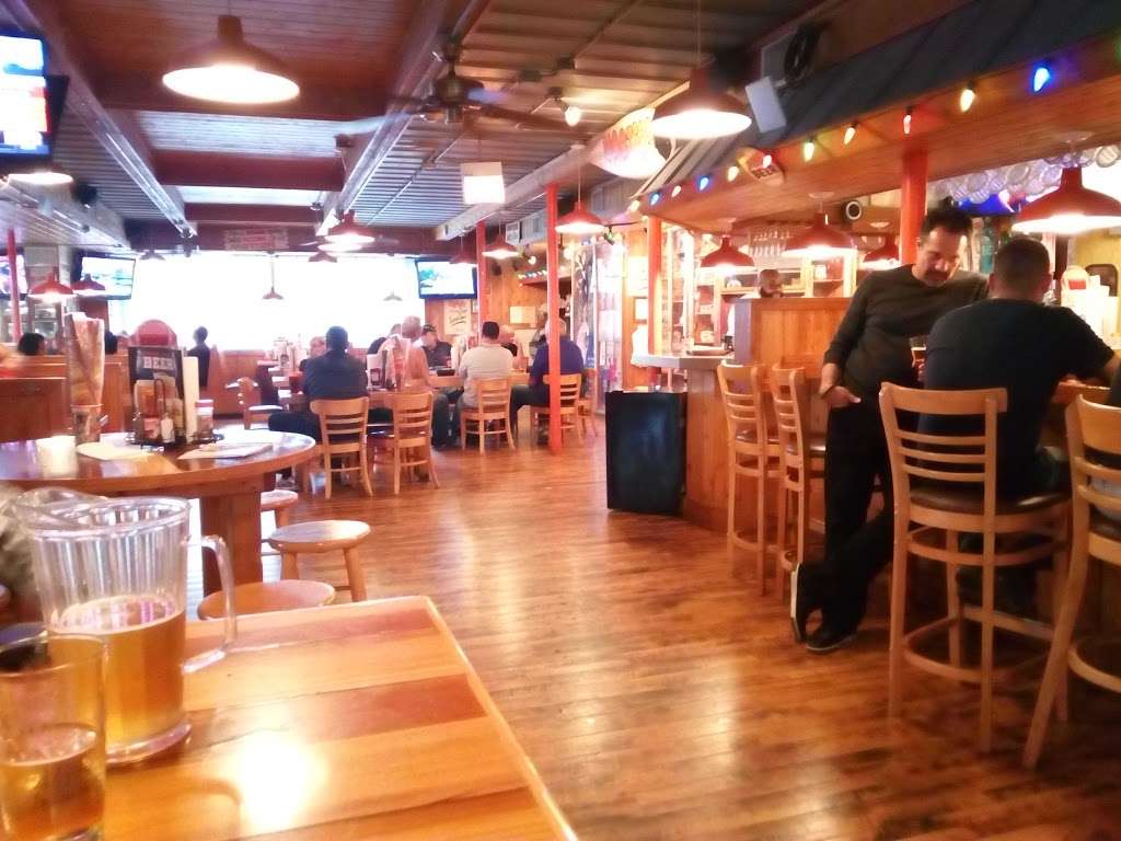 Hooters | 8225 W Higgins Rd, Chicago, IL 60631 | Phone: (773) 714-0193