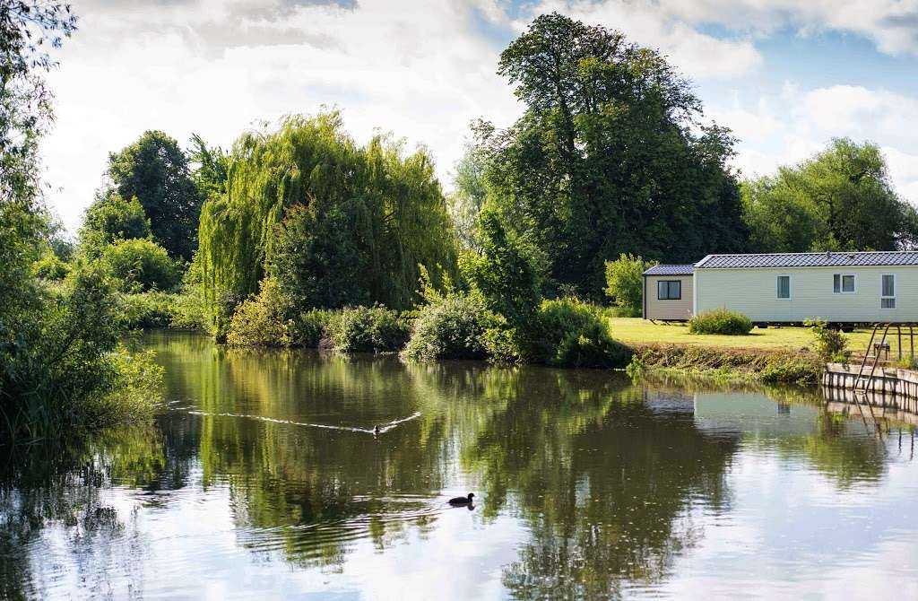 Lee Valley Caravan Park Dobbs Weir | Charlton Meadows, Essex Road, Hoddesdon EN11 0AS, UK | Phone: 0300 003 0619