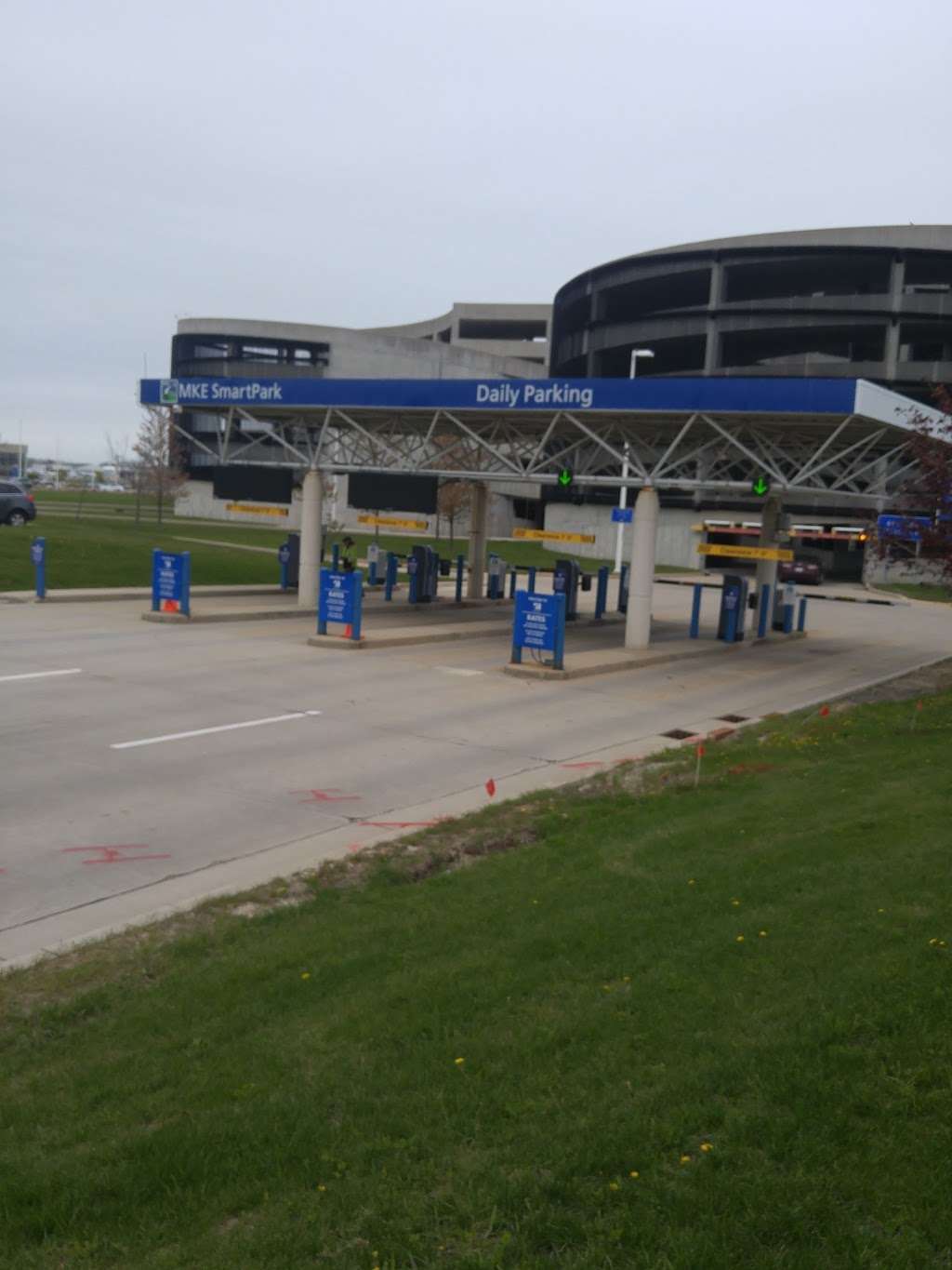MKE Airport Daily Parking | 5300 S Howell Ave, Milwaukee, WI 53207 | Phone: (414) 747-4580