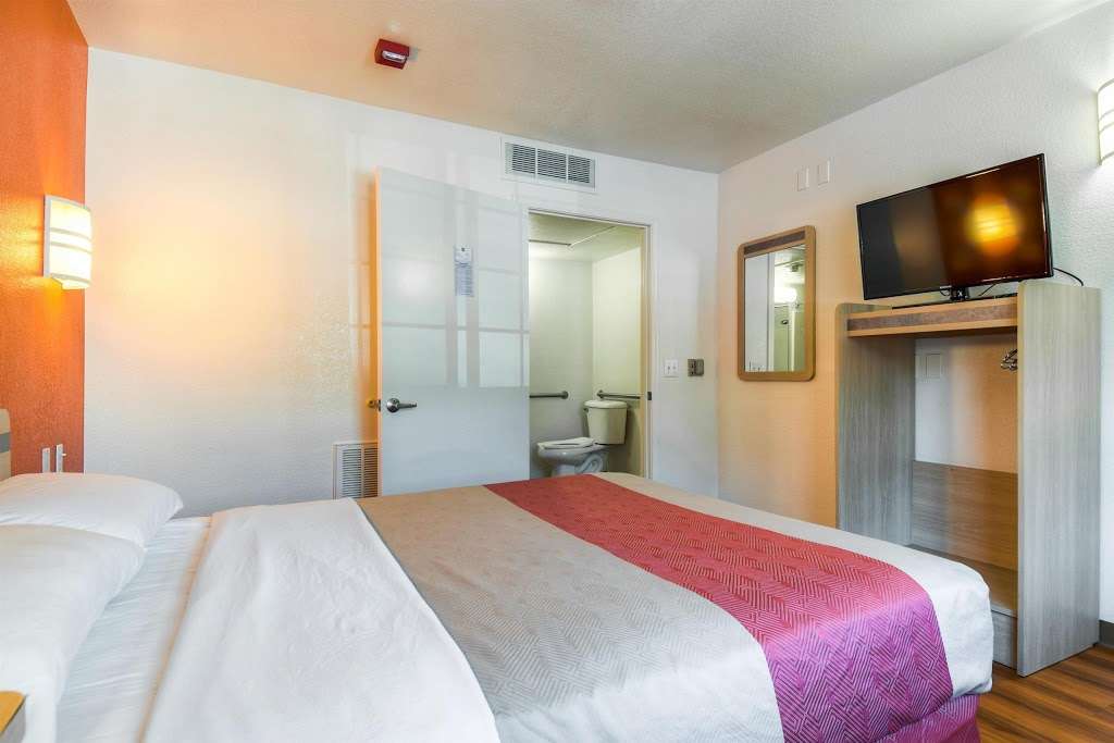 Motel 6 Los Angeles - Pomona | 2470 S Garey Ave, Pomona, CA 91766, USA | Phone: (909) 591-1871