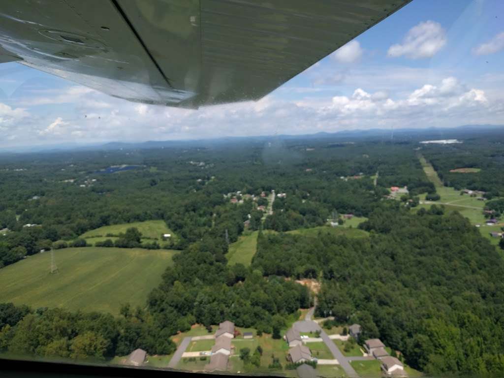 Hickory Regional Airport | 3101 9th Ave Dr NW, Hickory, NC 28601, USA | Phone: (828) 323-7408