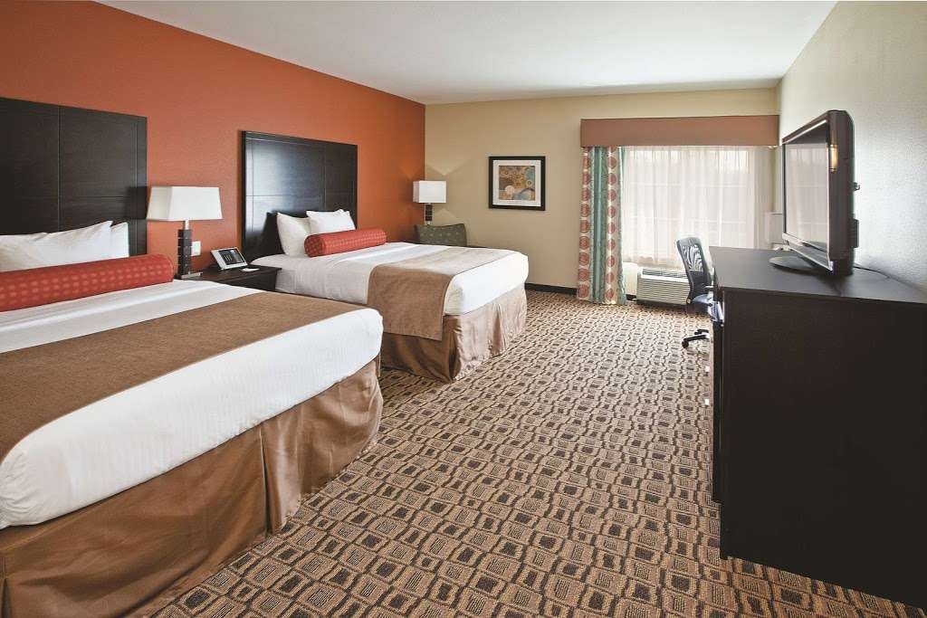 La Quinta Inn & Suites by Wyndham Columbus - Edinburgh | 101 Carrie Ln, Columbus, IN 47201, USA | Phone: (812) 379-4657