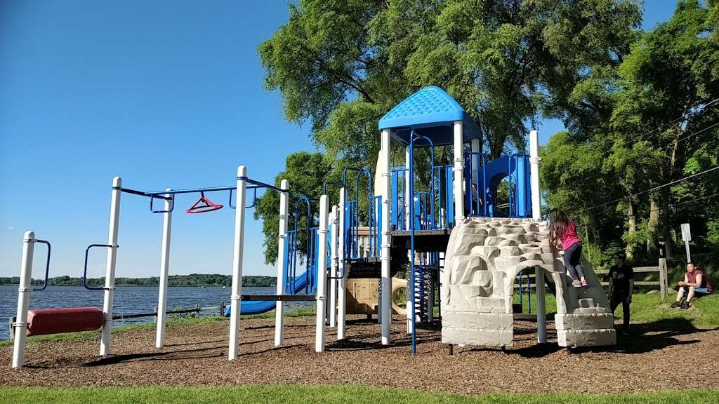 Lakefront Park | 71 Nippersink Blvd, Fox Lake, IL 60020, USA | Phone: (847) 587-2151