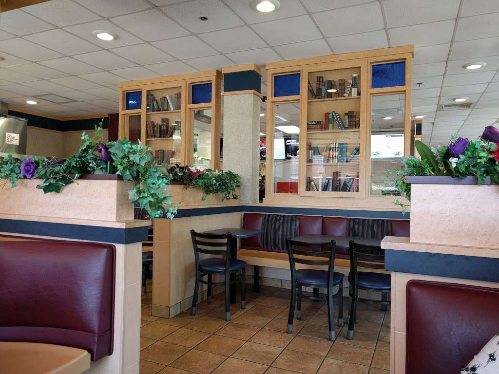 McDonalds | 894 Sheridan Rd, Highwood, IL 60040, USA | Phone: (847) 780-2018