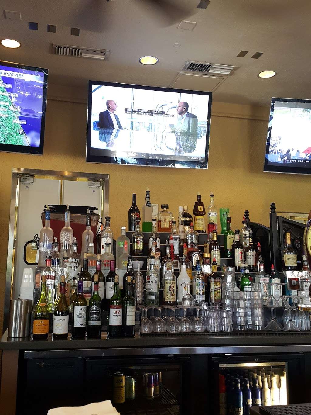 Breeze Bar & Grille | 12401 International Dr, Orlando, FL 32821, USA | Phone: (407) 238-5000