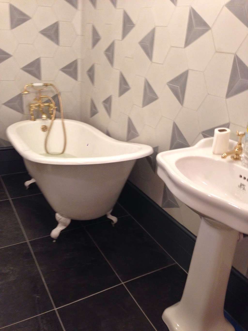 Chigwell Bathroom Services | Office: 1 HOLLY COTTAGES, BELL COMMON, Epping CM16 4EA, UK | Phone: 020 8500 3666