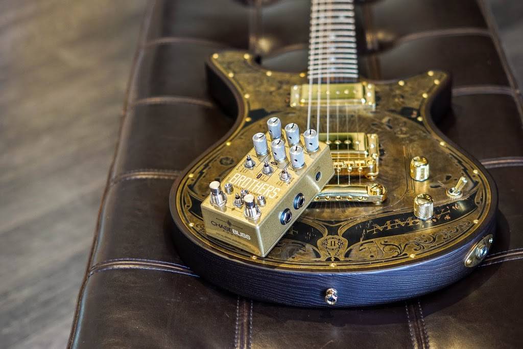 Distinctive Guitar | 2505 S Howell Ave, Milwaukee, WI 53207, USA | Phone: (414) 877-1666