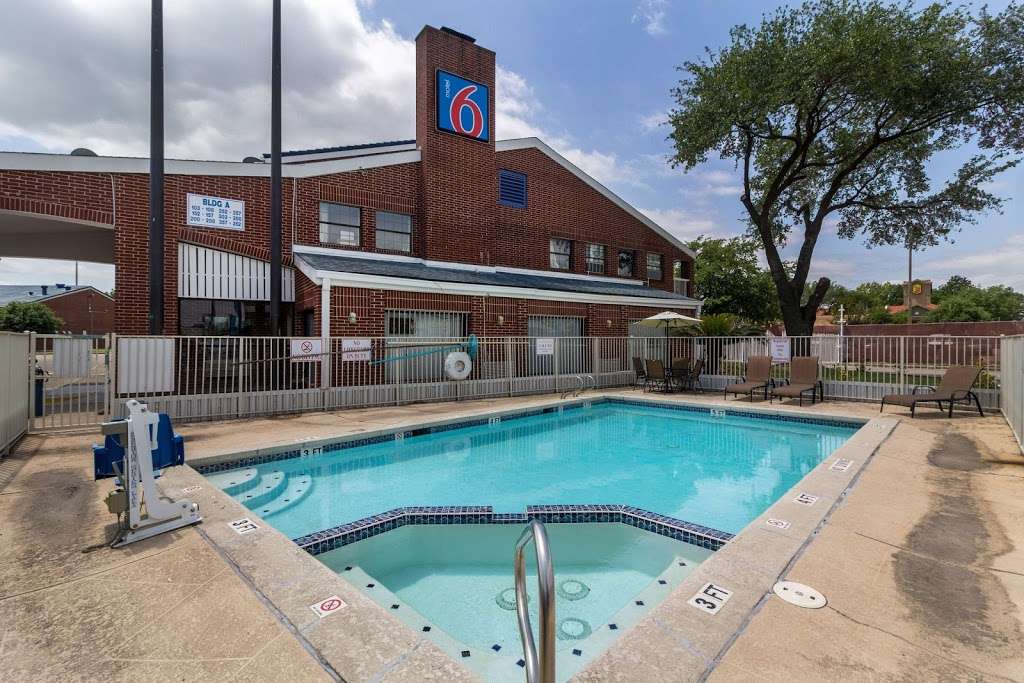 Motel 6 Houston - Brookhollow | 5555 W 34th St, Houston, TX 77092, USA | Phone: (713) 682-8588