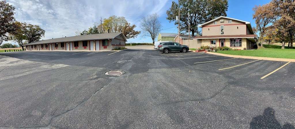 Tri-County Motel | N105 Main St, Whitewater, WI 53190, USA | Phone: (262) 945-5457