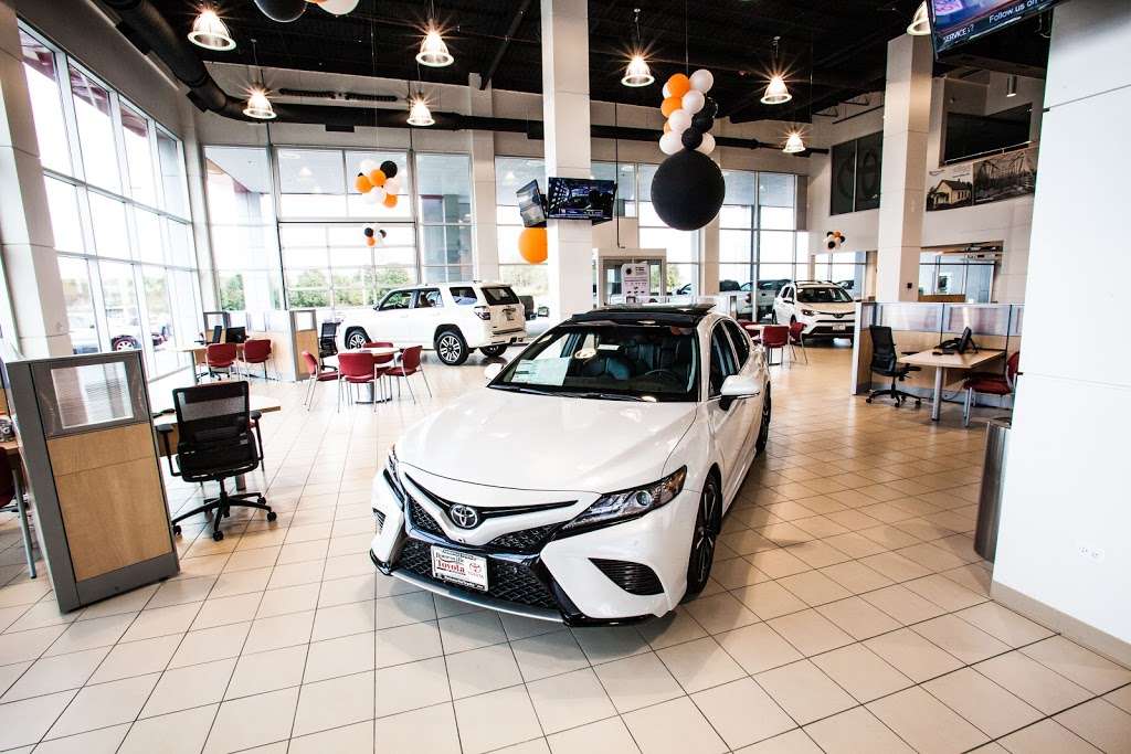 Romeoville Toyota | 684 S Weber Rd, Romeoville, IL 60446 | Phone: (815) 744-2760