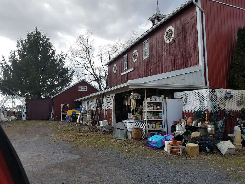 Lizzie"s Junk Barn in 15 Hinterleiter Rd, Kutztown, PA 19530, USA