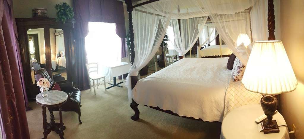 Beacon Hill Bed and Breakfast | 3701 E NASA Pkwy, Seabrook, TX 77586, USA | Phone: (281) 326-7643