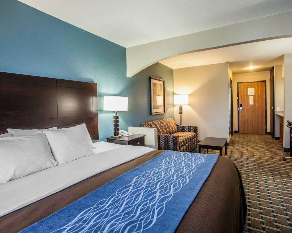 Comfort Inn Lees Summit @ Hwy 50 & Hwy 291 | 963 SE Oldham Pkwy, Lees Summit, MO 64081, USA | Phone: (816) 524-8863