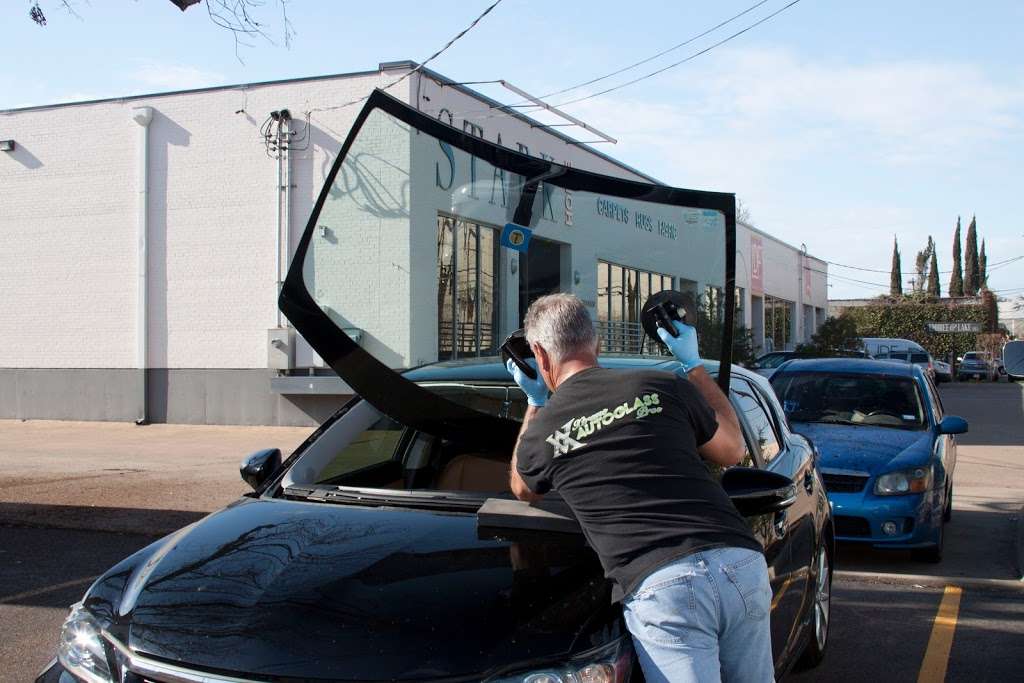 Xtreme Auto Glass Pros | 2650 Lombardy Ln Suite G, Dallas, TX 75220, USA | Phone: (817) 932-0303