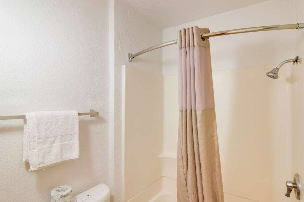 Motel 6 Los Angeles - Van Nuys - North Hills | 15711 Roscoe Blvd, North Hills, CA 91343, USA | Phone: (818) 894-9341