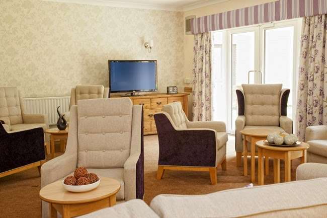 Francis Court Care Home | Borers Arms Rd, Copthorne, Crawley RH10 3LQ, UK | Phone: 0333 434 3030