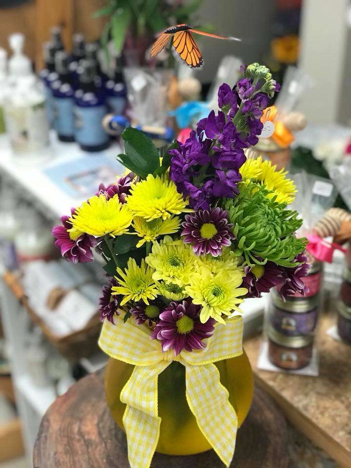 Mums Flowers & Gifts | 112 E Broadway, Salem, NH 03079, USA | Phone: (603) 458-1184