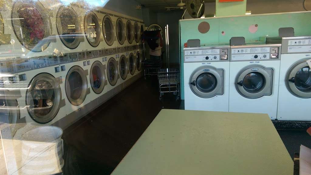 Bubble Room Laundromat - Mission - laundry  | Photo 7 of 10 | Address: 5050 Lamar Ave, Mission, KS 66202, USA | Phone: (913) 236-9274