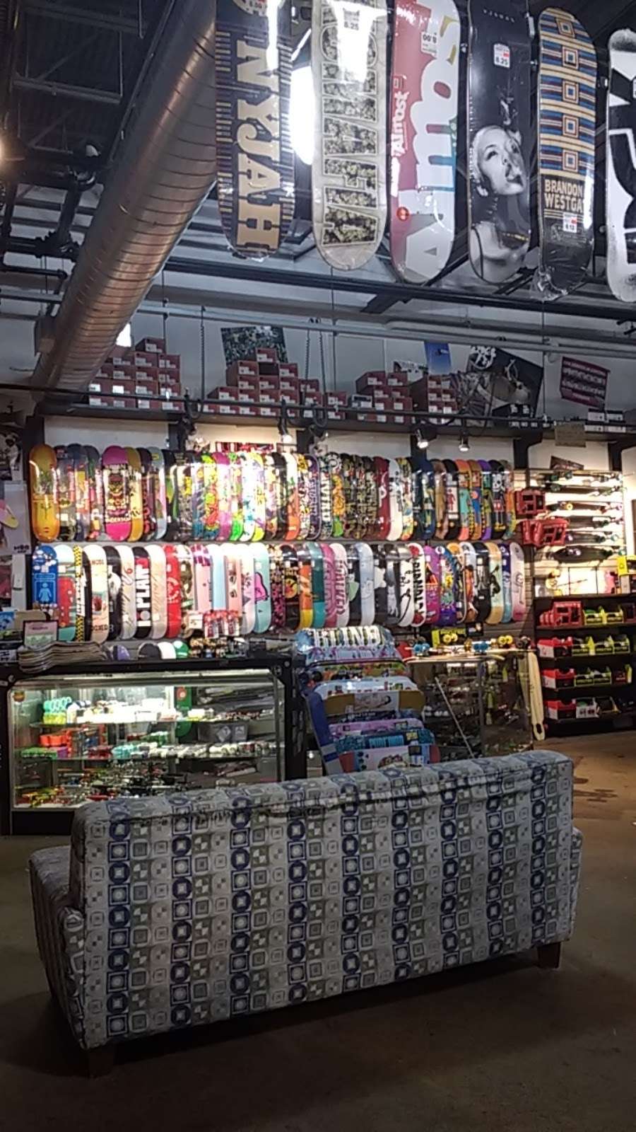 Zumiez | 2500 W Moreland Rd #1000b, Willow Grove, PA 19090, USA | Phone: (215) 659-3572