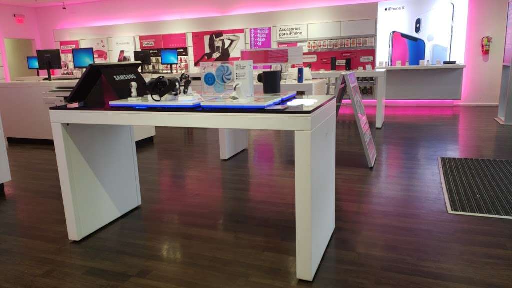 T-Mobile | 10961 North Fwy Ste 100, Houston, TX 77037 | Phone: (281) 272-1500