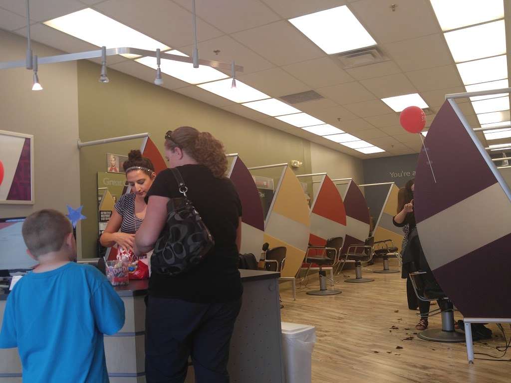 Great Clips | 2082 Orchard Rd, Montgomery, IL 60538, USA | Phone: (630) 859-3919