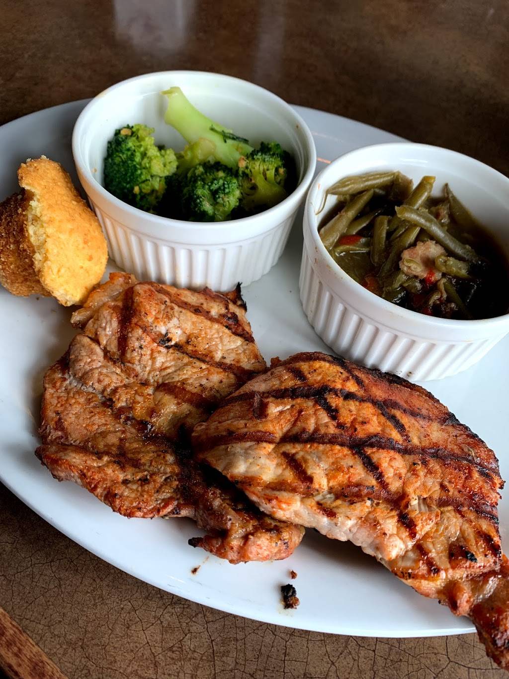 Tugs Casual Grill | 51 Harbor Town Square, Memphis, TN 38103, USA | Phone: (901) 260-3344