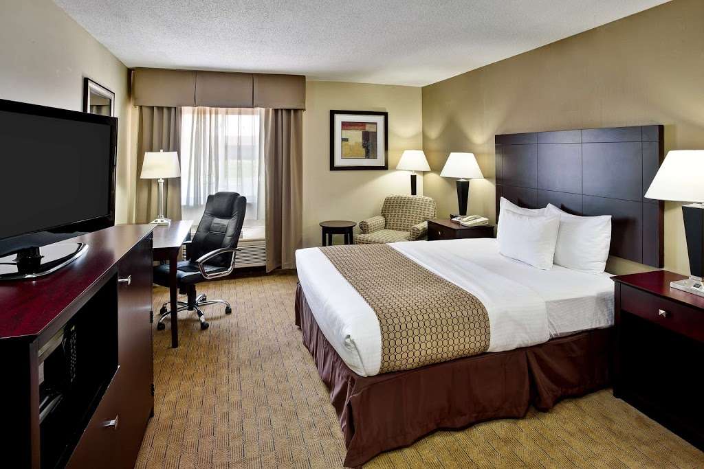 La Quinta Inn & Suites by Wyndham Frankfort | 2150 W Holiday Rd, Frankfort, IN 46041, USA | Phone: (765) 659-4400