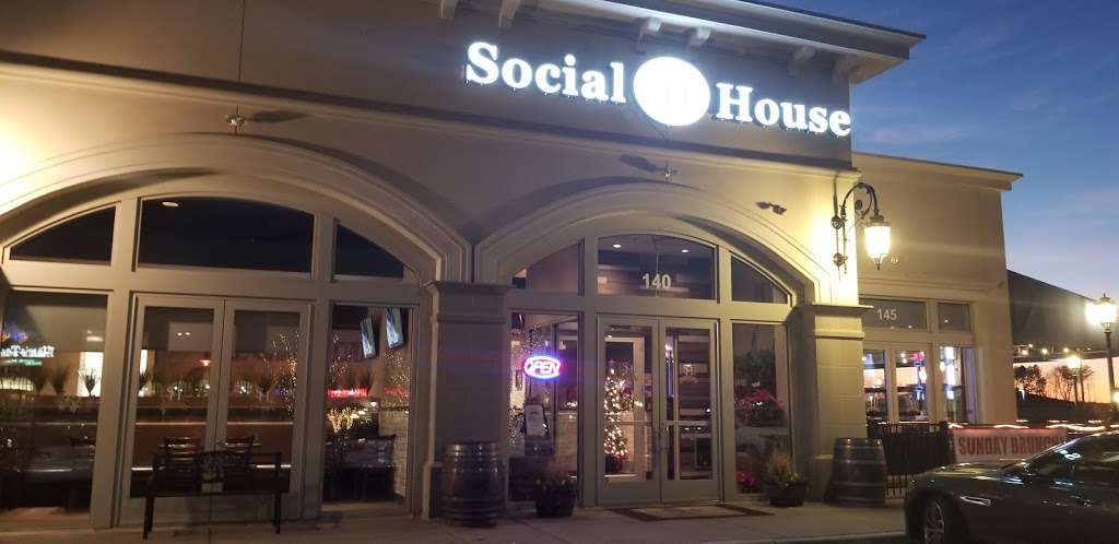 Social House Kitchen & Tap | 42841 Creek View Plaza #145, Ashburn, VA 20148 | Phone: (571) 291-3525