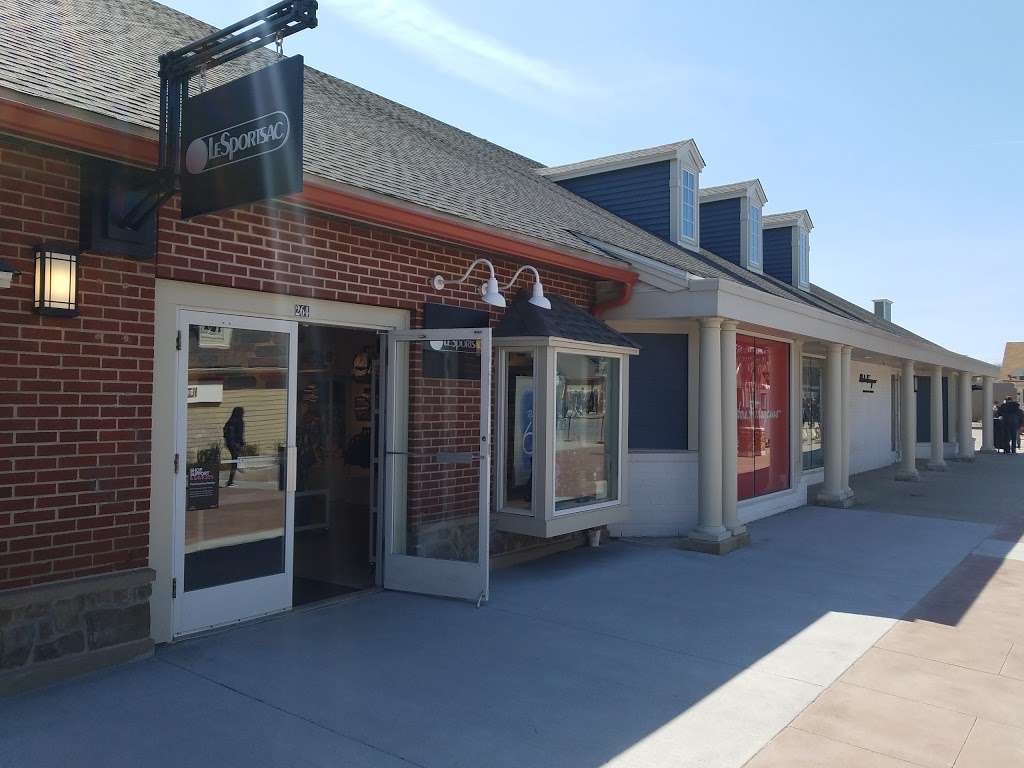 LeSportsac | 690 Bluebird Ct, Central Valley, NY 10917, USA | Phone: (845) 928-3328