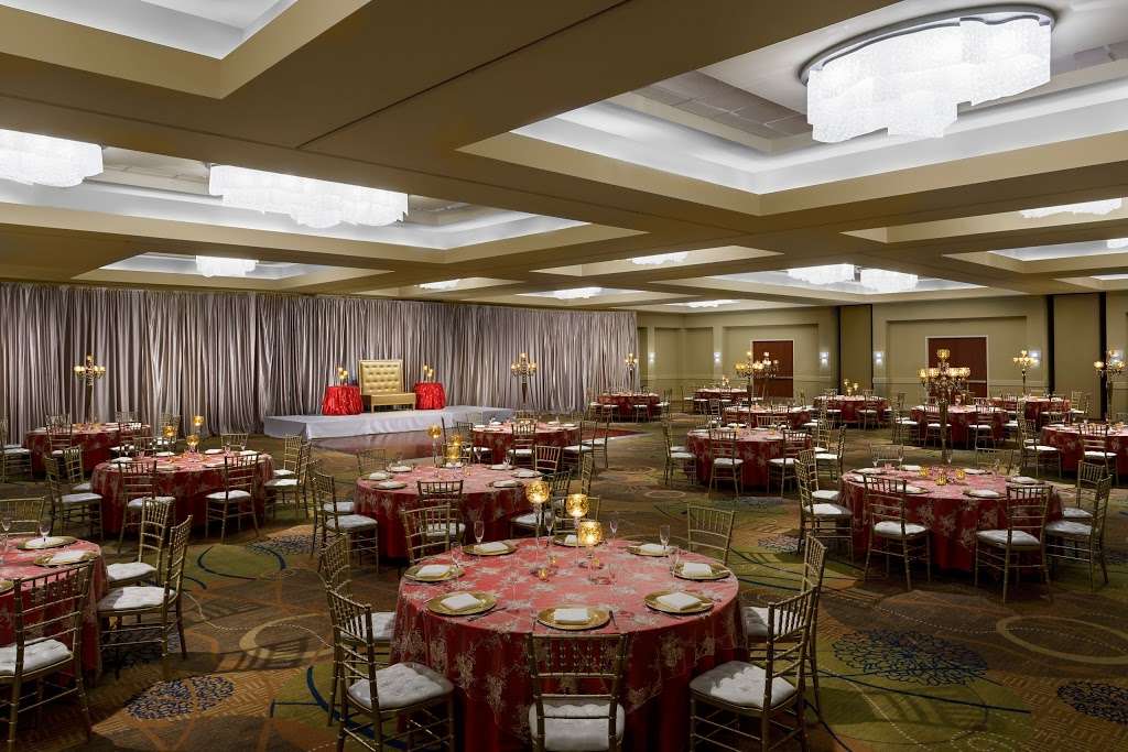 DoubleTree by Hilton Hotel Orlando Airport | 5555 Hazeltine National Dr, Orlando, FL 32812, USA | Phone: (407) 856-0100