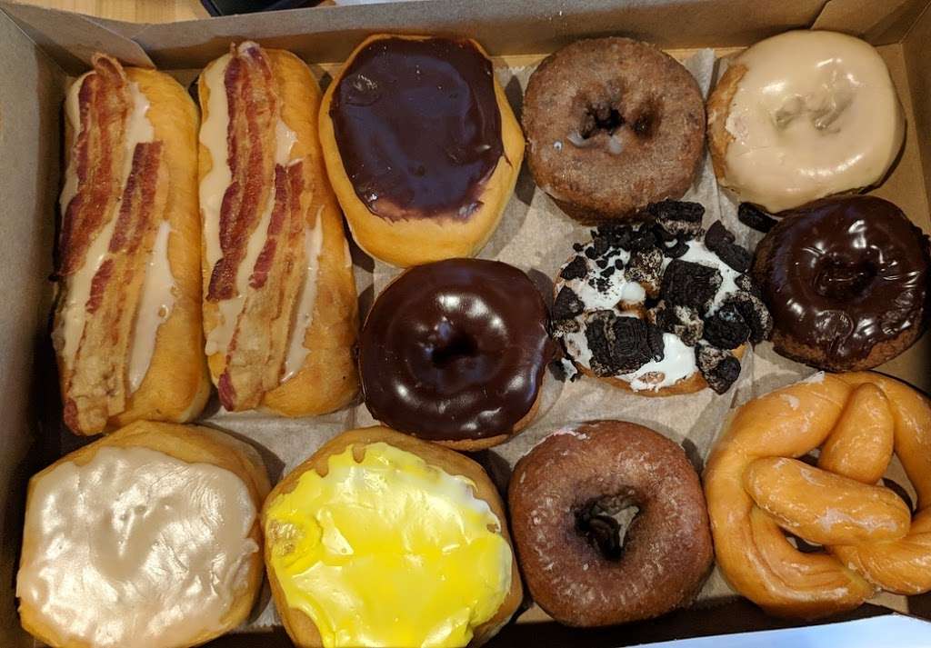 Donut Den | 3043 Theodore St, Joliet, IL 60435, USA | Phone: (815) 267-3810