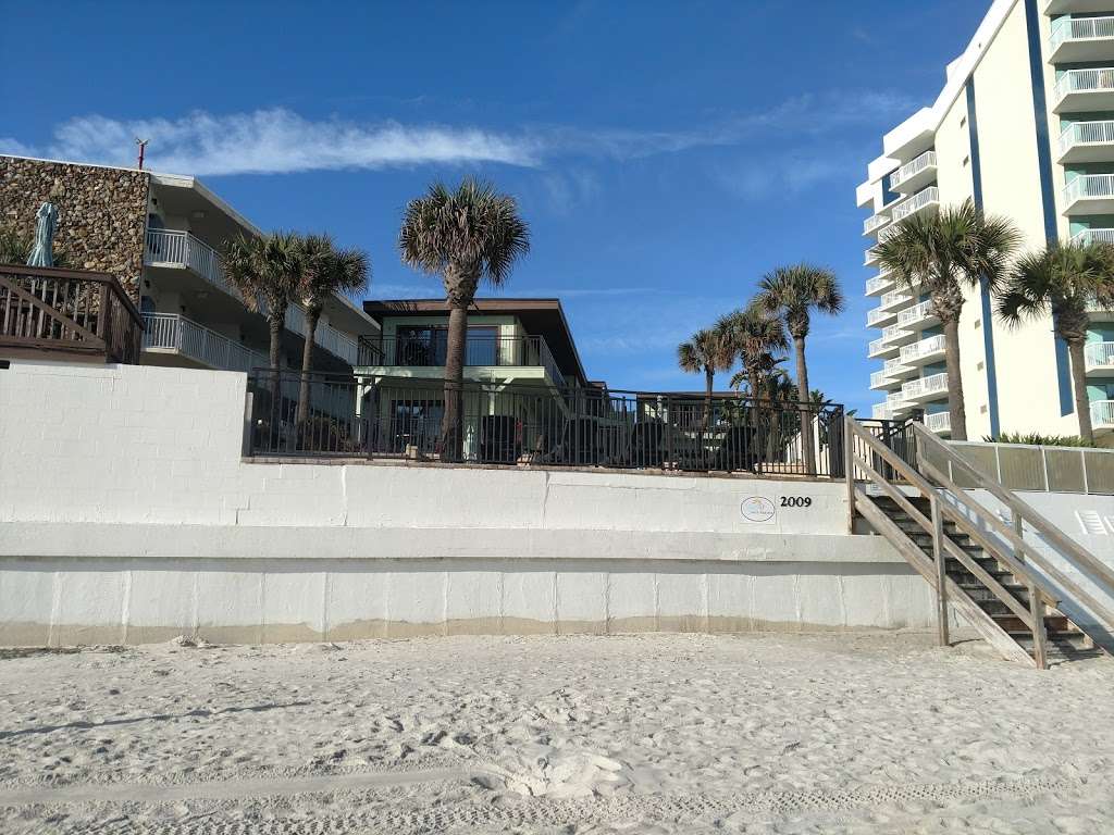 Micks Beach Hideaway | 2009 S Atlantic Ave, Daytona Beach Shores, FL 32118, USA | Phone: (386) 679-9333