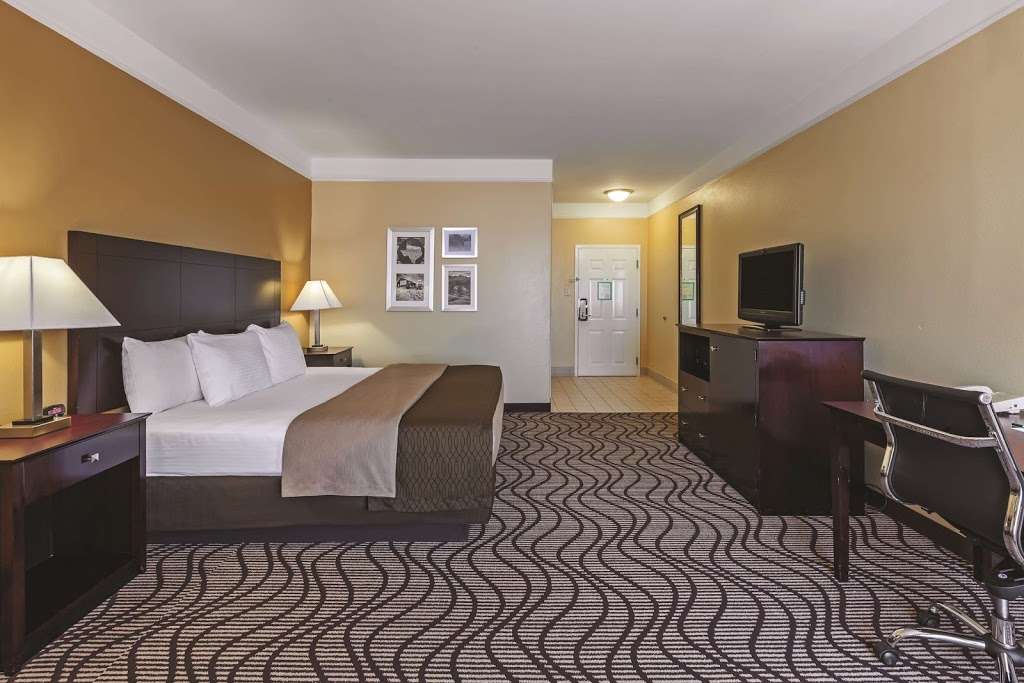 La Quinta Inn & Suites by Wyndham Angleton | 2400 W Mulberry St, Angleton, TX 77515 | Phone: (979) 864-3383