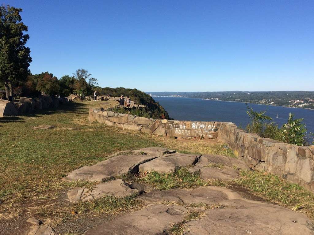 State Line Lookout Parking | Closter, NJ 07624