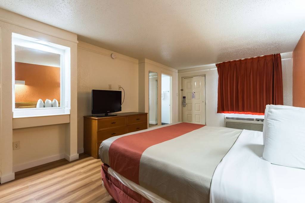 Motel 6 Dallas, TX - Farmers Branch | 13235 N Stemmons Fwy, Farmers Branch, TX 75234 | Phone: (972) 620-7333