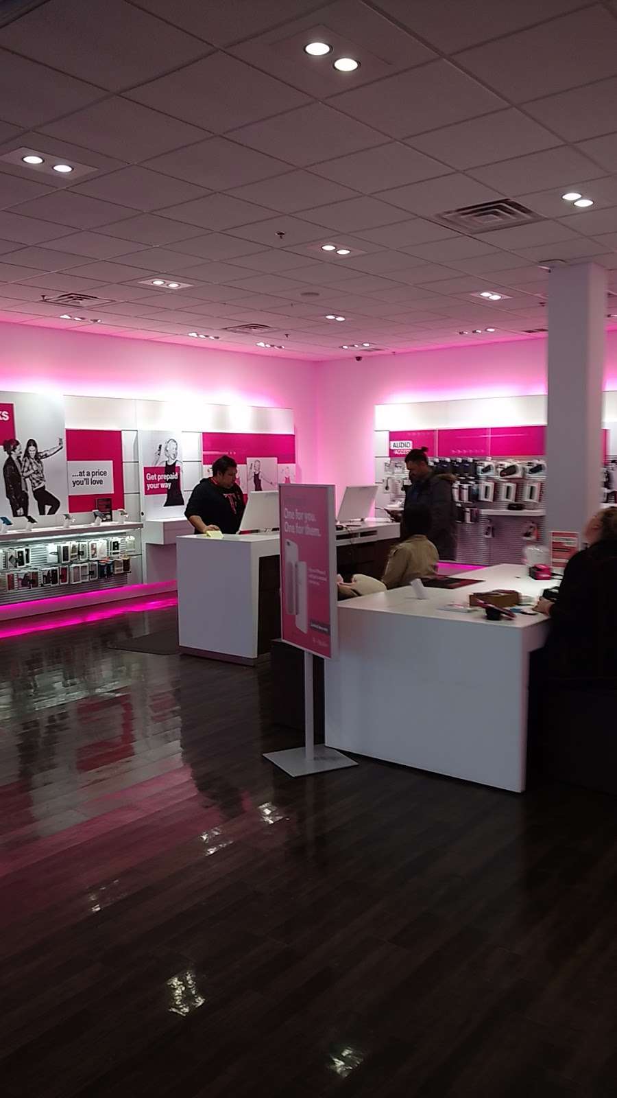 T-Mobile | 1007 S Rand Rd, Lake Zurich, IL 60047, USA | Phone: (847) 550-1425