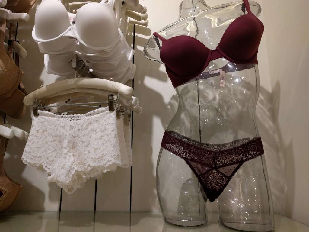 Victorias Secret & PINK | 1555, Town Center, #170, Simi Valley, CA 93063 | Phone: (805) 527-8467