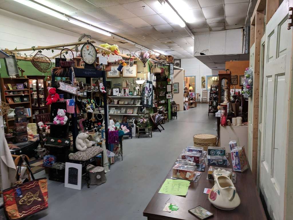 Lake Norman Antique Mall | 467 E Plaza Dr, Mooresville, NC 28115, USA | Phone: (704) 799-8767