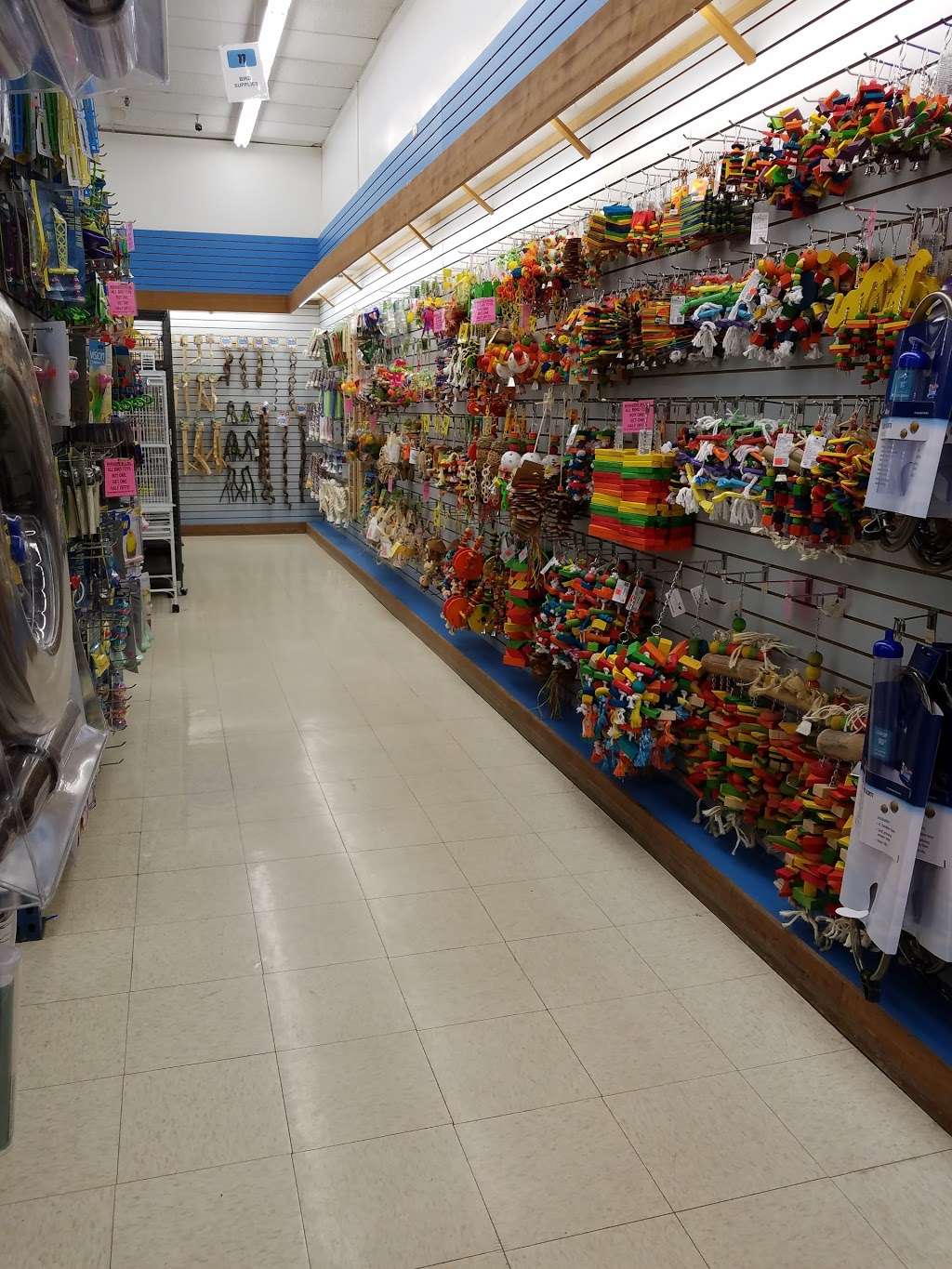 Pet World Warehouse Outlet | 5415 S 27th St, Milwaukee, WI 53221, USA | Phone: (414) 325-9134