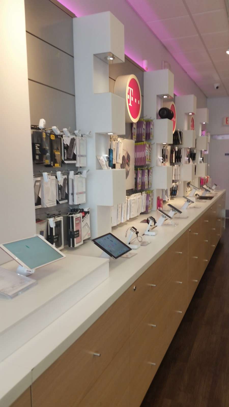 T-Mobile | 655 NW Blue Pkwy, Lees Summit, MO 64086, USA | Phone: (816) 525-2761