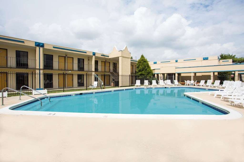 Days Inn by Wyndham Camp Springs Andrews AFB | 5151 Allentown Rd, Camp Springs, MD 20746 | Phone: (301) 899-7700