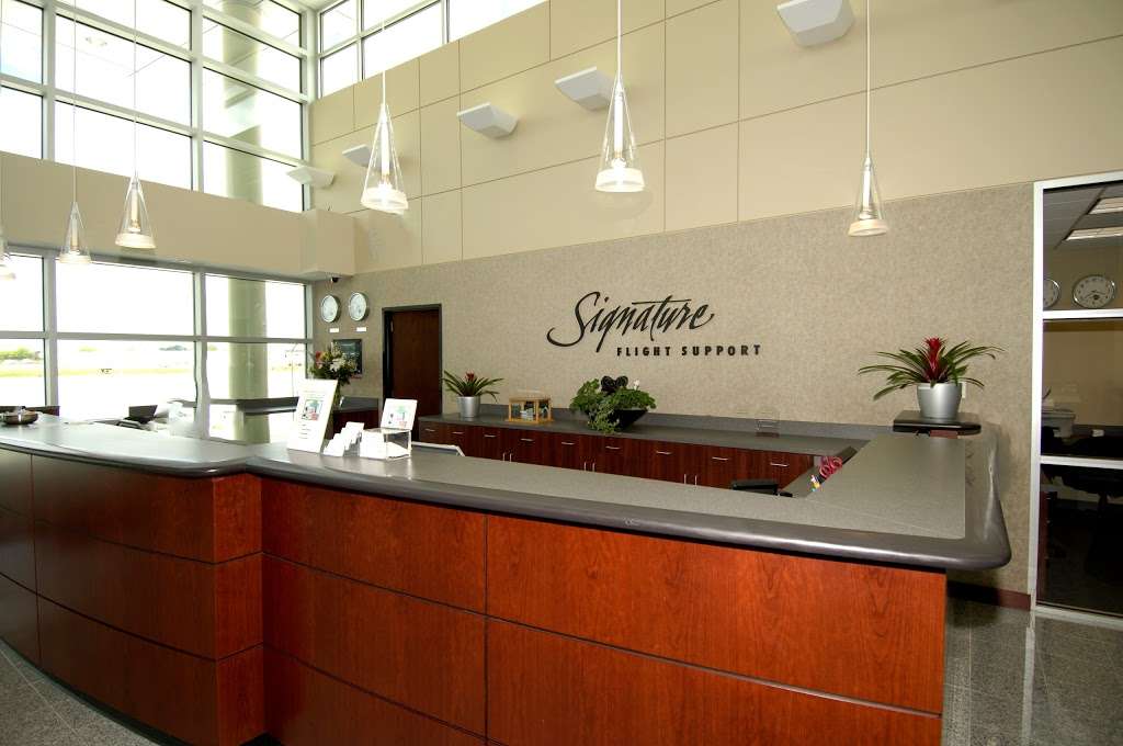 Signature Flight Support PWK - Chicago Executive Airport | 1100 S Milwaukee Ave, Wheeling, IL 60090, USA | Phone: (847) 537-1200