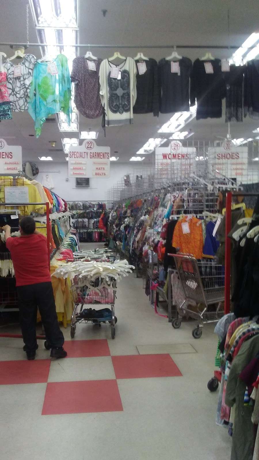 Village Discount Outlet Store 08 | 3301 W Lawrence Ave, Chicago, IL 60625, USA | Phone: (708) 388-4772