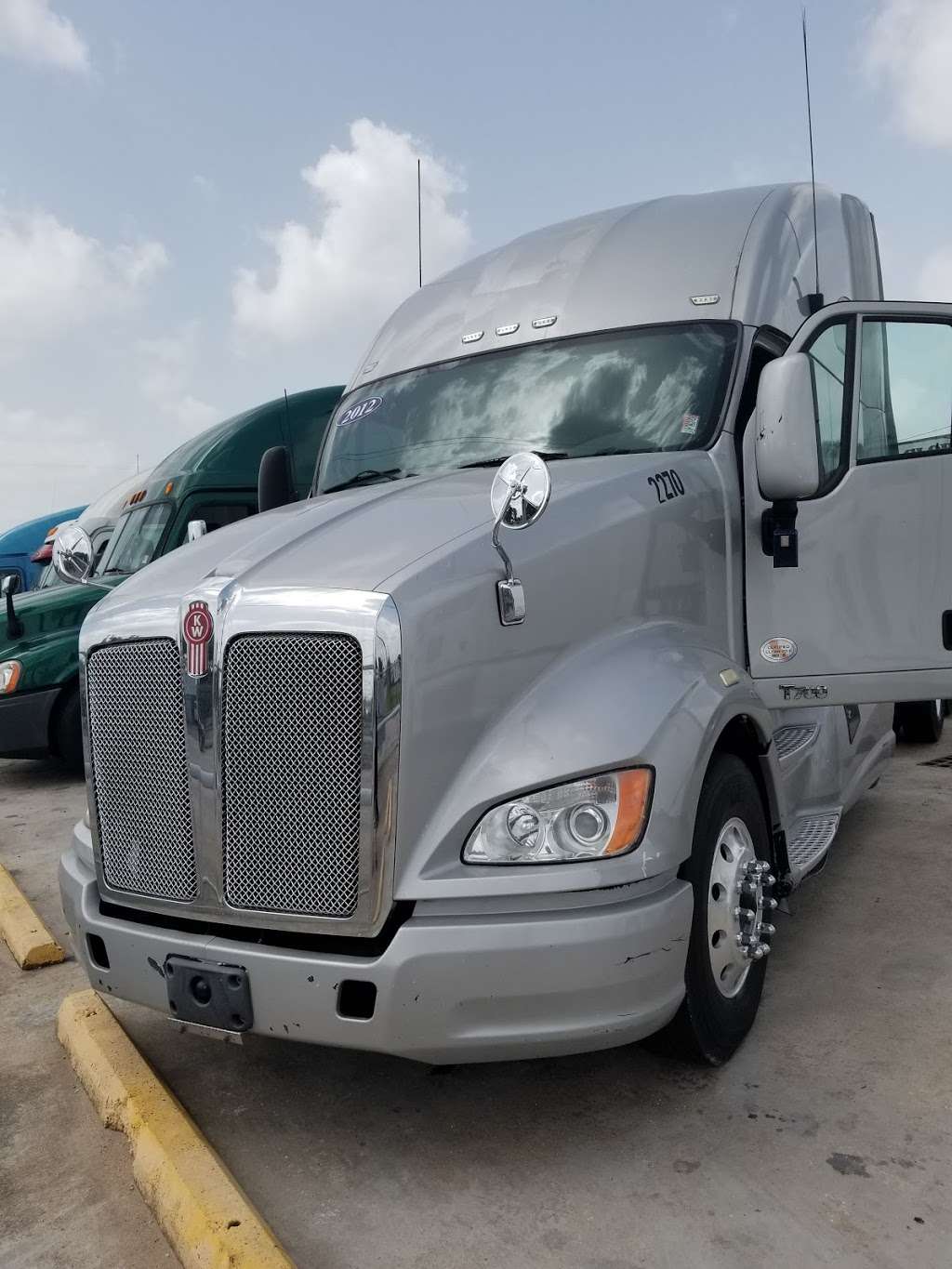 Global Truck Sales | 1600 McCarty St, Houston, TX 77029, USA | Phone: (713) 671-0902