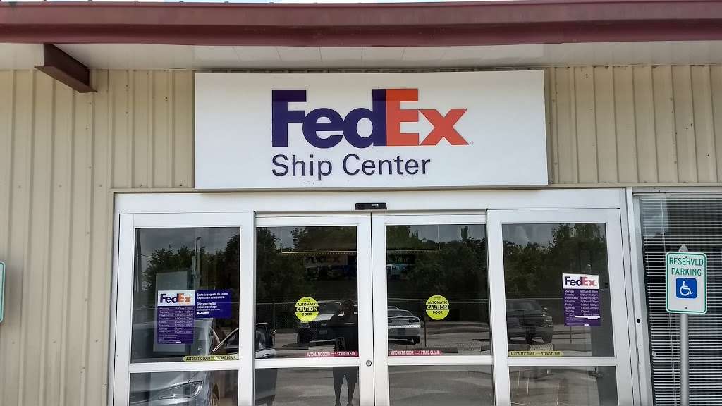 FedEx Ship Center | 4901 South, TX-288 Business, Richwood, TX 77531 | Phone: (800) 463-3339